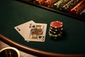 Blackjack online spielen – Karten und Chips auf grünem Filz